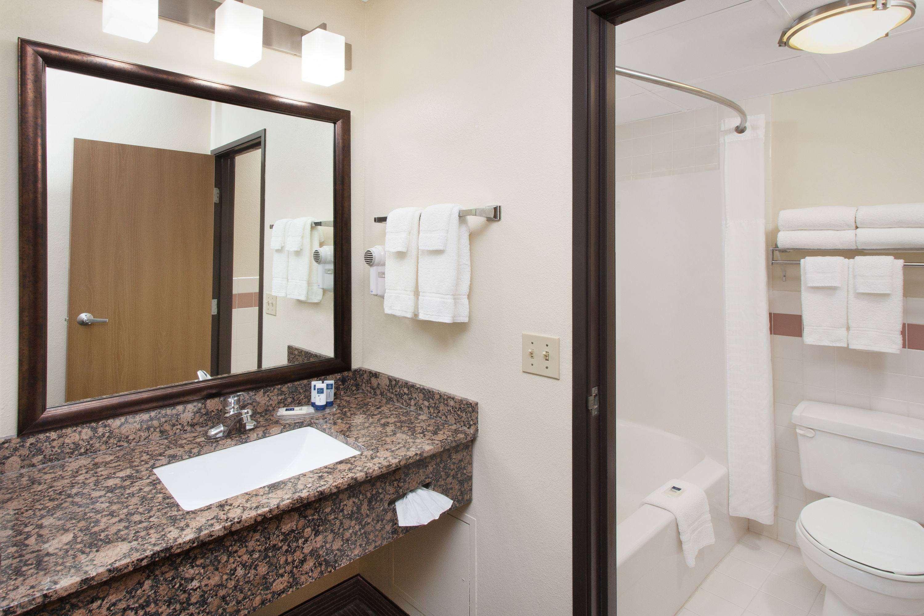 Americinn By Wyndham Grundy Center Esterno foto